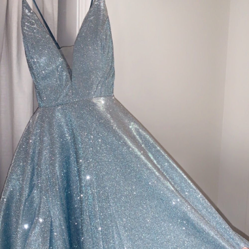 Lulus XS dress! Has pockets!! Wore for hoco was my favorite dress ever!